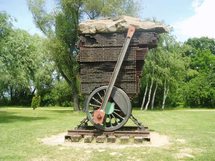Balatonszárszó, Tóparti park: József Attila emlékműve 1.kép.jpg Balatonszárszó, Tóparti park: József Attila emlékműve 1.kép.jpg