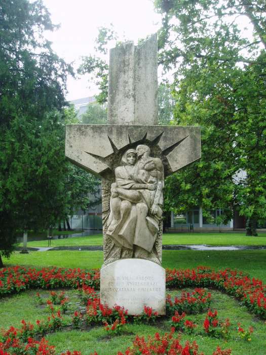 Nyíregyháza, Országzászló tér: A II. világháború nyíregyházi áldozatai.jpg Nyíregyháza, Országzászló tér: A II. világháború nyíregyházi áldozatai.jpg