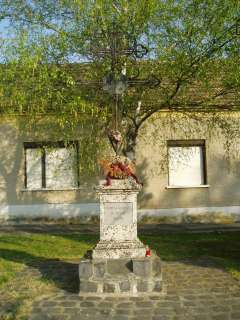 Pápa, Anna tér: Francia kereszt.jpg Pápa, Anna tér: Francia kereszt.jpg