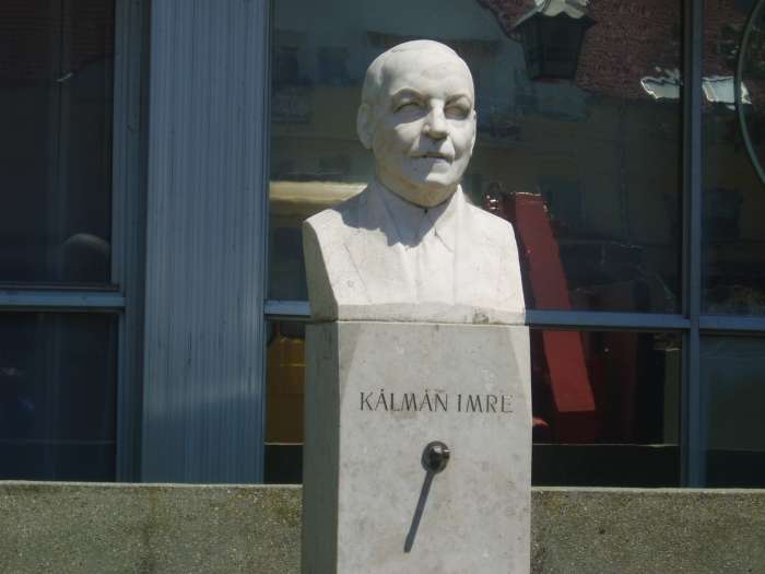 Siófok, Fő tér 02. Kálmán Imre mellszobra.jpg Siófok, Fő tér 02. Kálmán Imre mellszobra.jpg