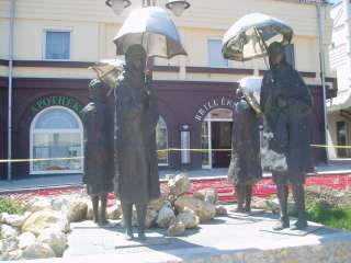 Siófok, Fő tér. Varga Imre: Várakozók.jpg Siófok, Fő tér. Varga Imre: Várakozók.jpg