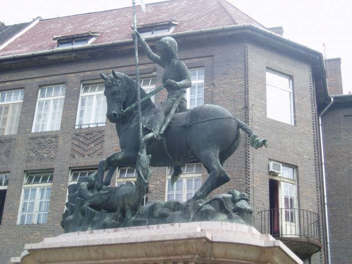 Szeged, Rerrich tér: Sárkányölő Szent György.jpg Szeged, Rerrich tér: Sárkányölő Szent György.jpg