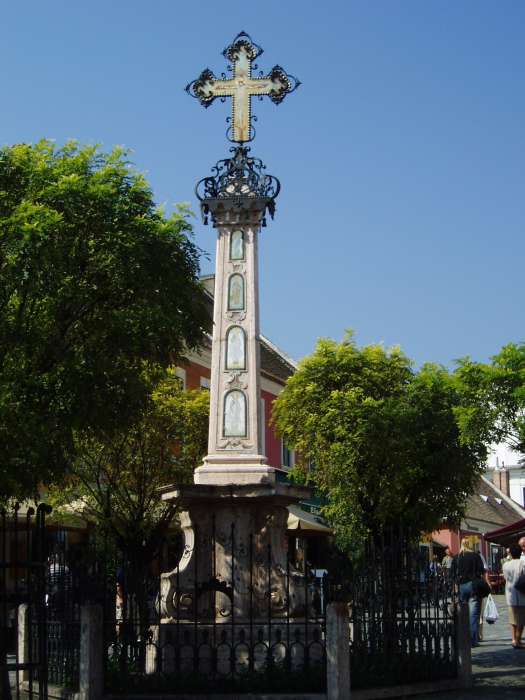 Szentendre, Fő tér: Kereskedő Társaság emlékkeresztje.jpg Szentendre, Fő tér: Kereskedő Társaság emlékkeresztje.jpg